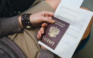 Is registration required to obtain and replace a Russian passport?